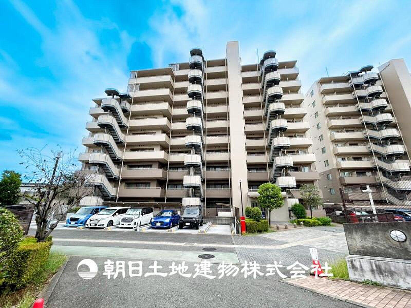 最上階の角、柵の向こうは遮るもののない空