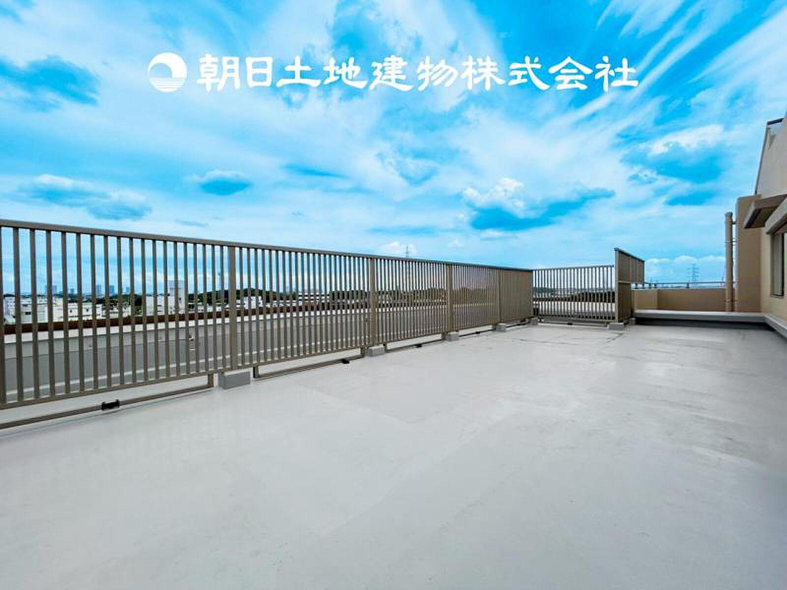 最上階の角、柵の向こうは遮るもののない空