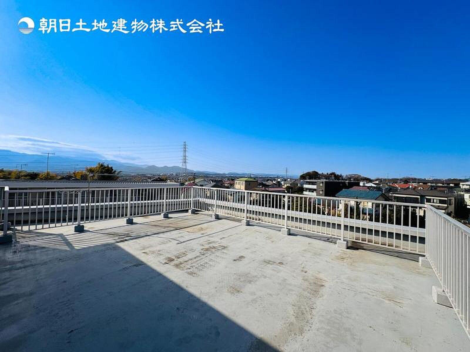 約30帖の屋上テラスに出れば、視線を遮るものは手すりの向こうの街並みと空だけ