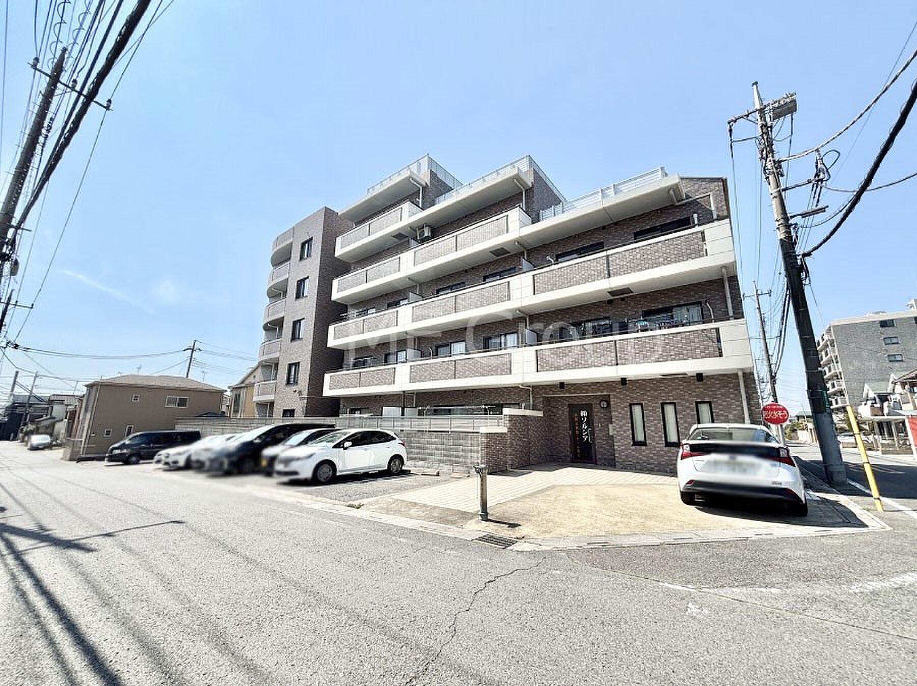 80㎡の白い甲板、空と街並みだけが正面にある