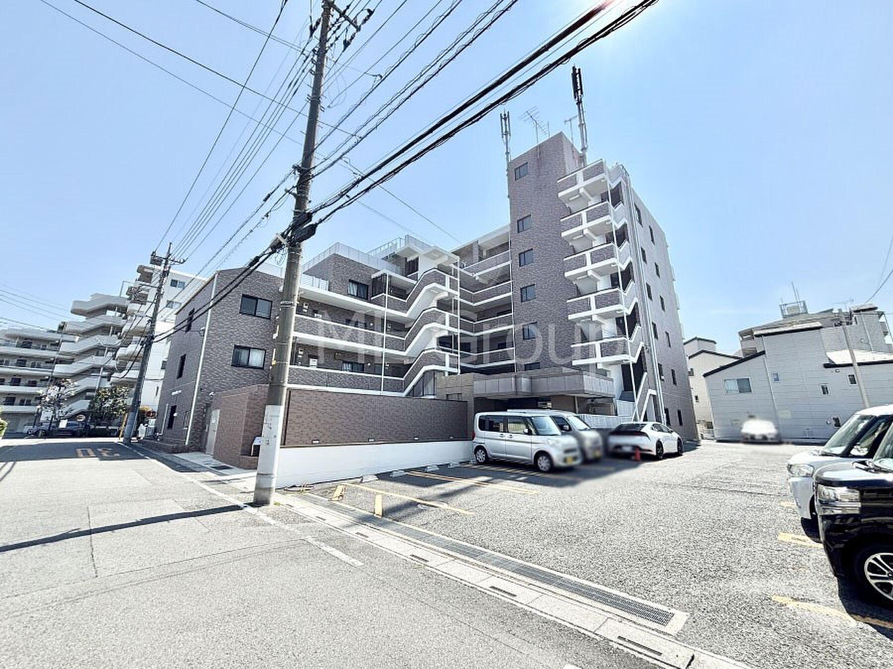 80㎡の白い甲板、空と街並みだけが正面にある
