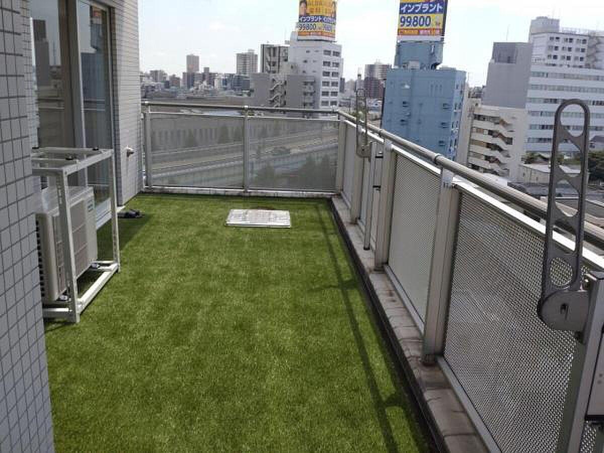 人工芝の8階、南向きの細長い平場で過ごす休日