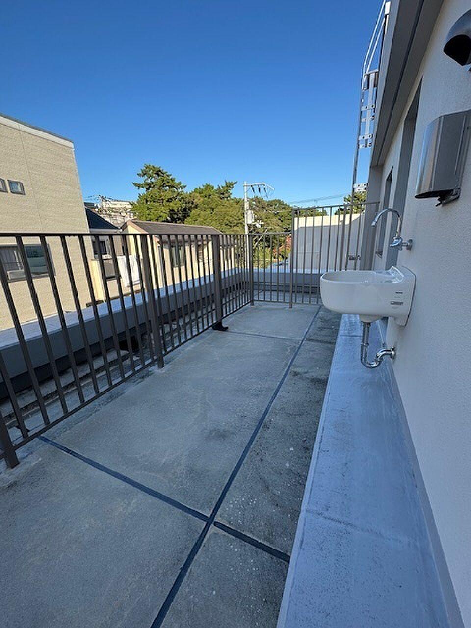最上階・三方角部屋。青空を独り占めする19㎡の屋上テラスから始まる暮らし