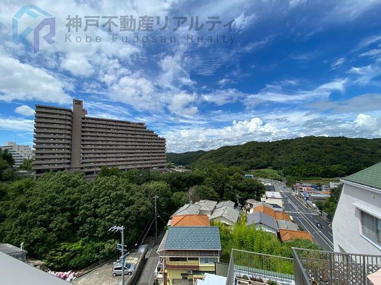 8階、山並みと空に向かって開く約32㎡のルーフバルコニー