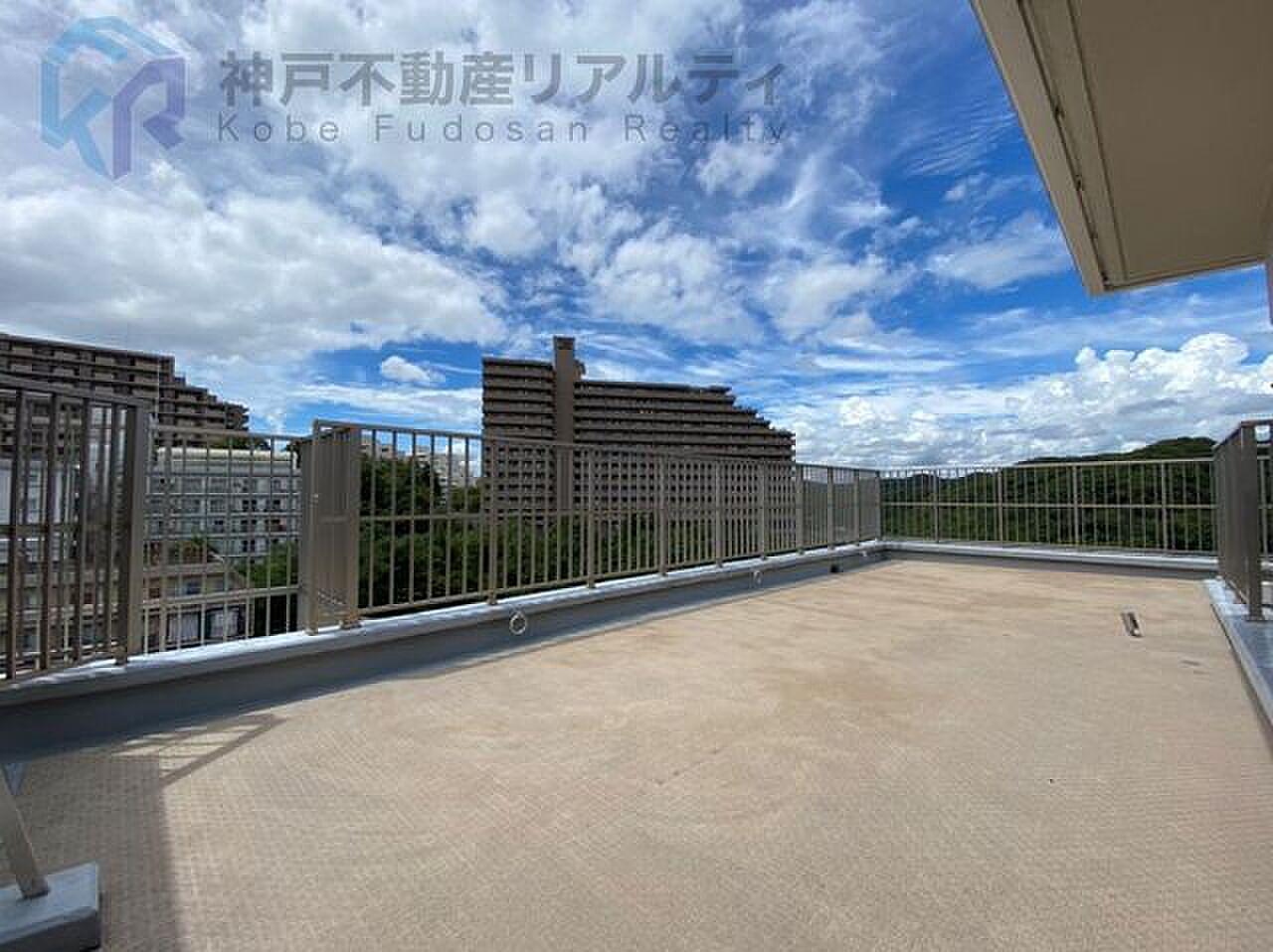 8階、山並みと空に向かって開く約32㎡のルーフバルコニー