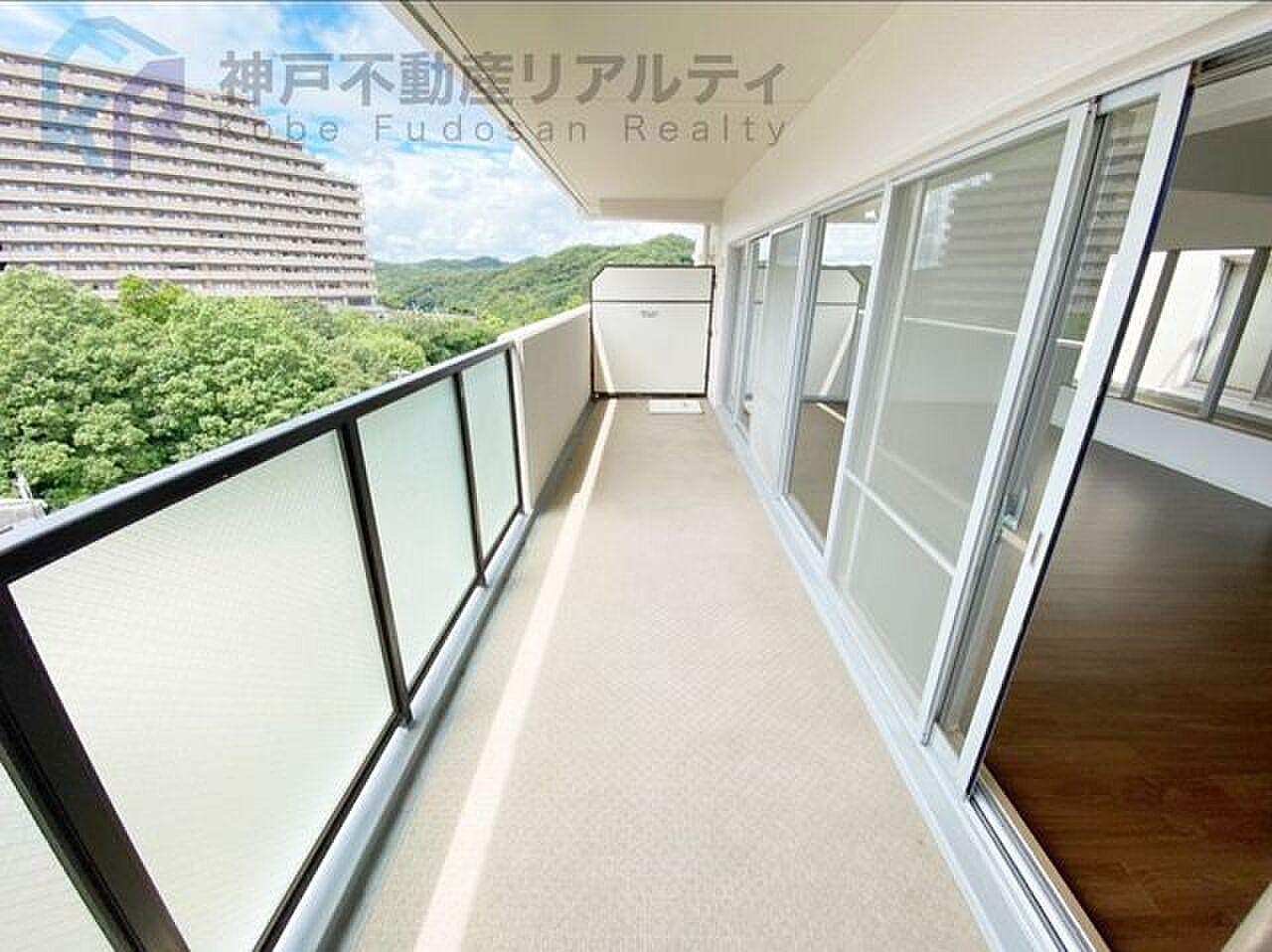 8階、山並みと空に向かって開く約32㎡のルーフバルコニー