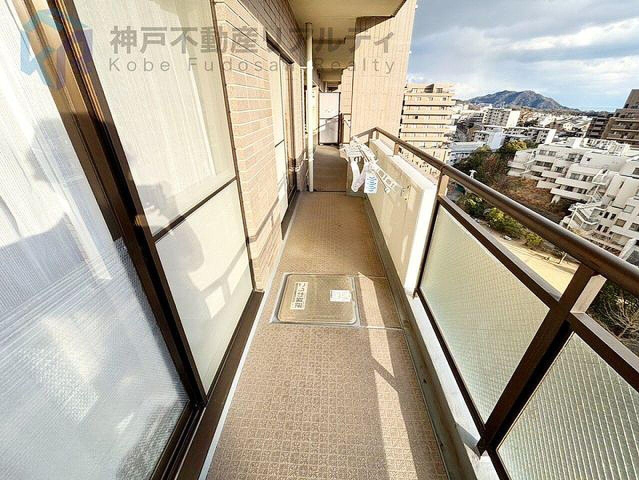 11階、山並みに向かって開く約29㎡の屋上テラス
