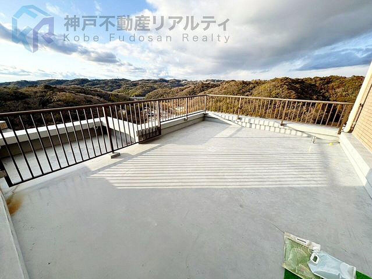 11階、山並みに向かって開く約29㎡の屋上テラス