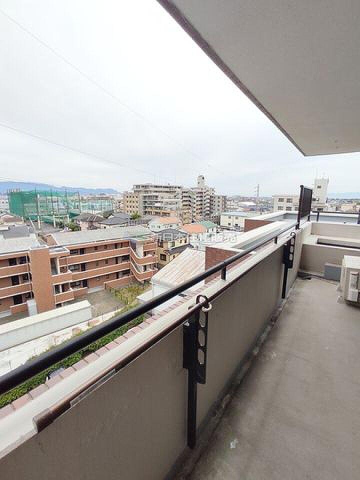 手すりの向こうに市街地と山並み。約74㎡の屋上を、まるごと自分の庭にする暮らし