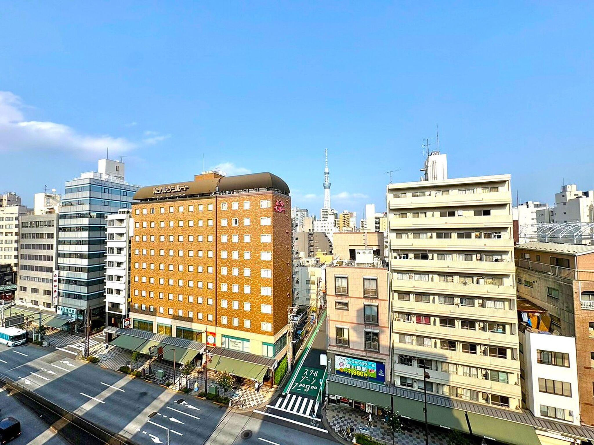 9階、屋根の上に広がる無地のグレーの平場。ここから自分の庭をつくる