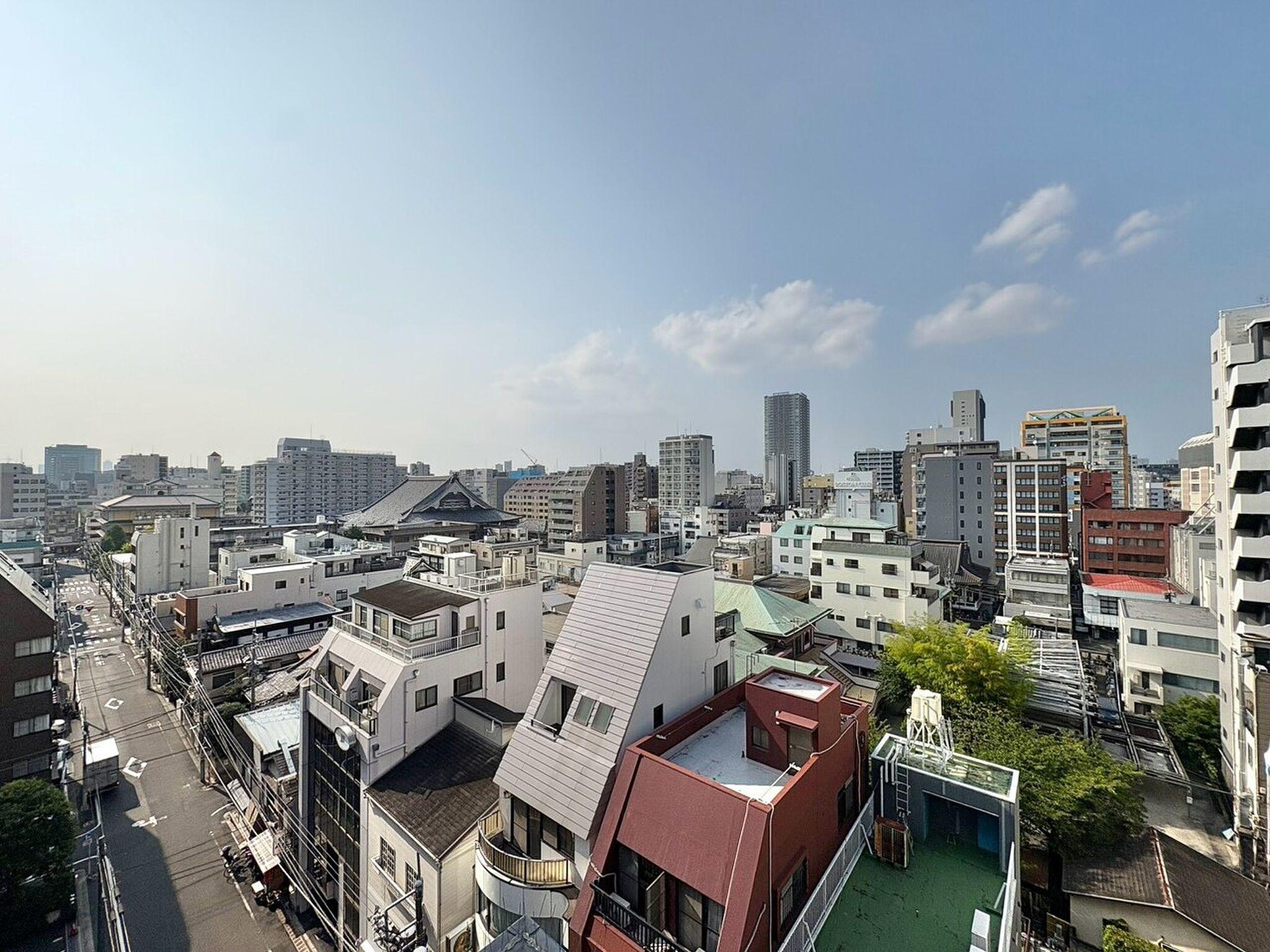 9階、屋根の上に広がる無地のグレーの平場。ここから自分の庭をつくる