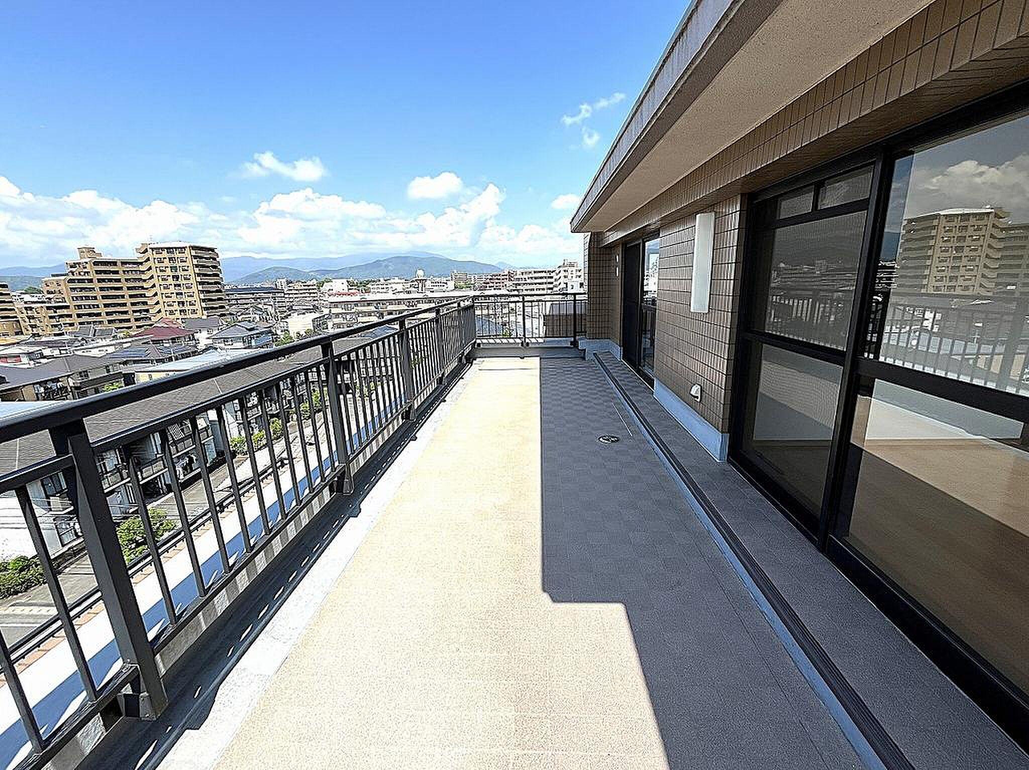 6階と7階、二層に回るルーフバルコニーで山並みまで見渡す暮らし