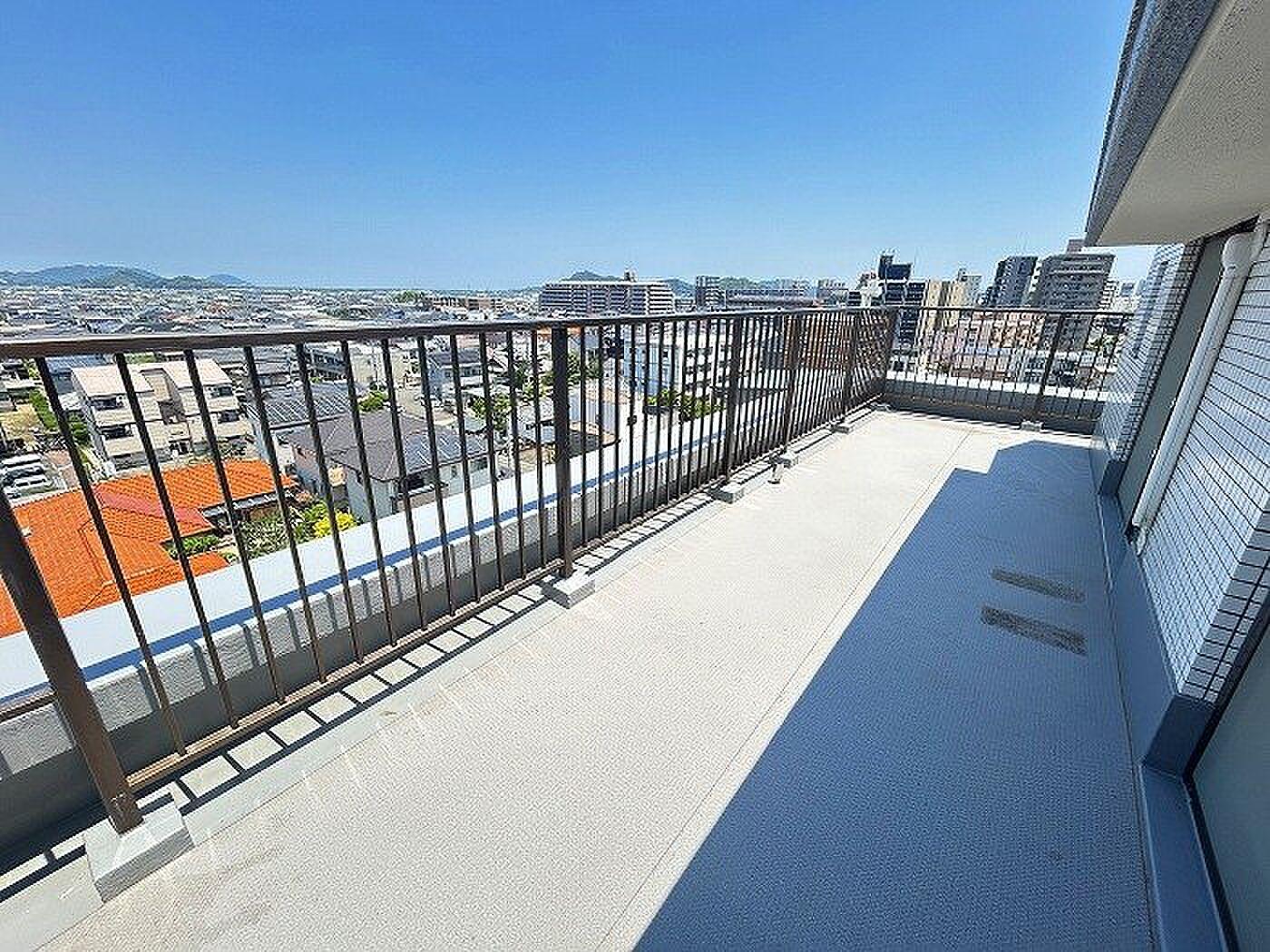 最上階7階、4面バルコニー角住戸。南西に開く広いルーフバルコニーで、山並みまで見渡す暮らし
