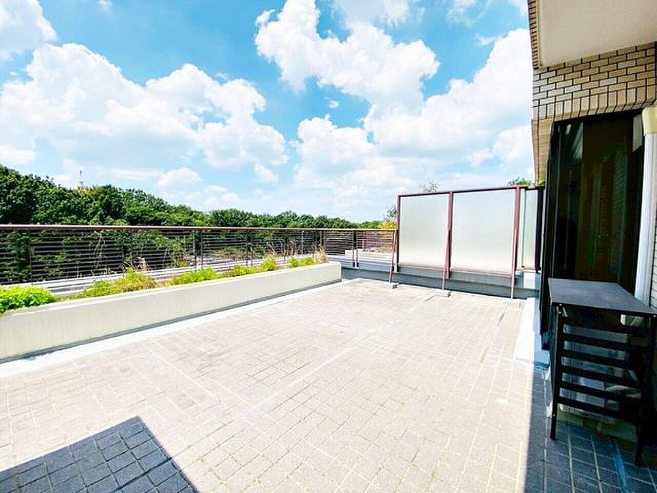 32㎡の屋上テラスに、名古屋の空と森の稜線がそのまま入ってくる
