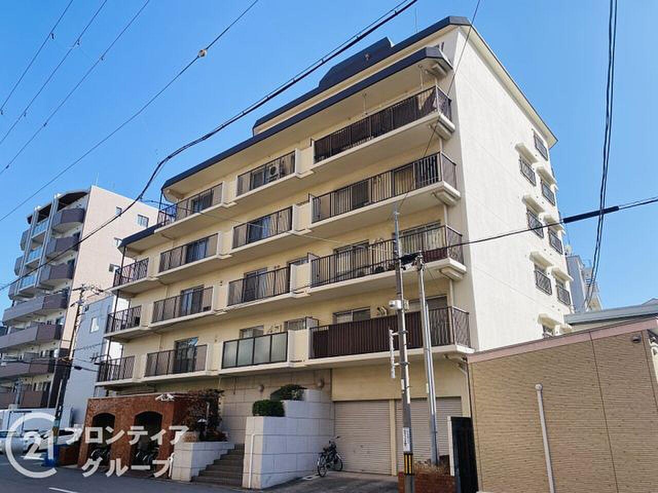 リビングの先に、45㎡の空。都市のスカイラインを独り占めする屋上テラス