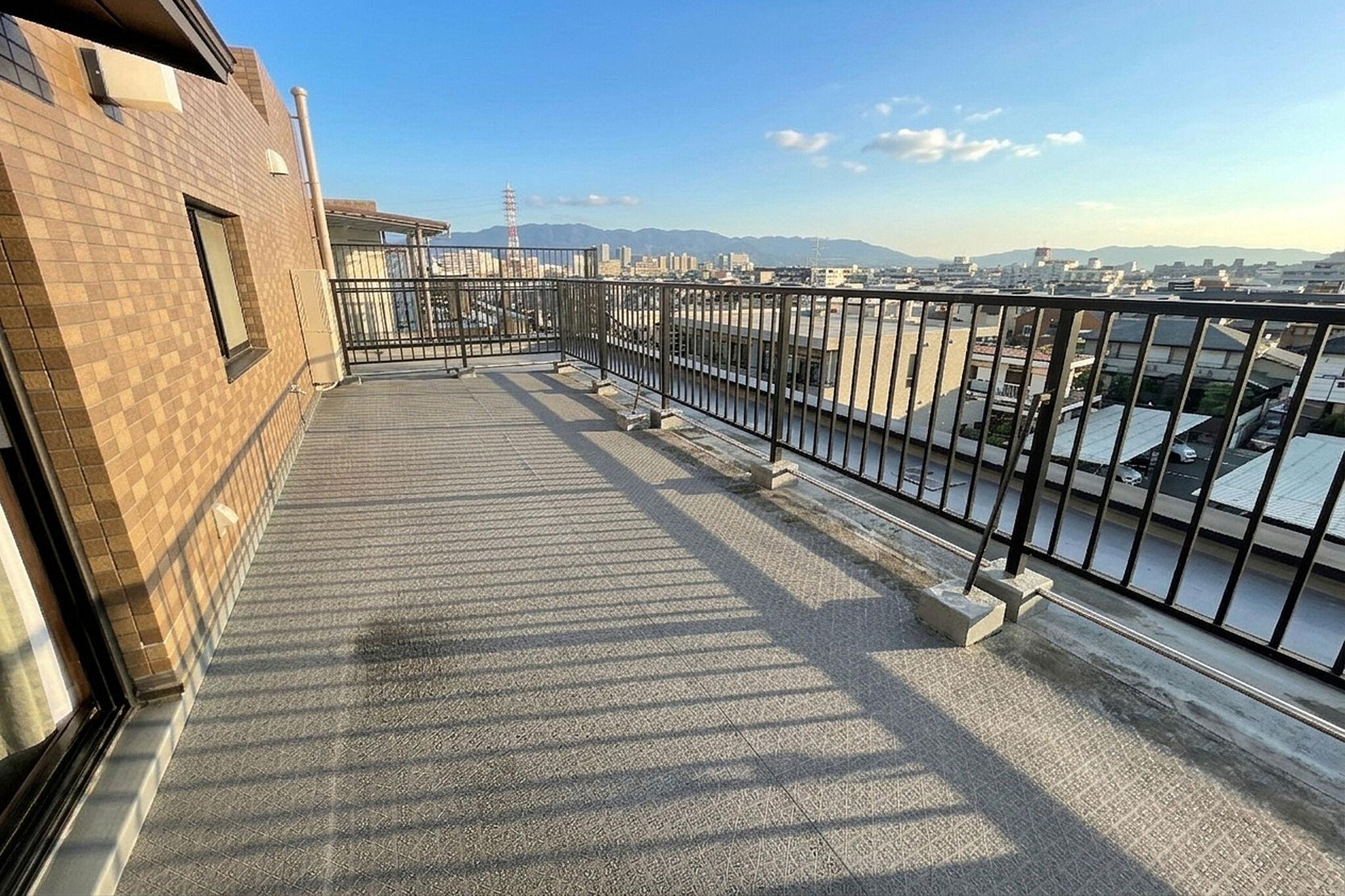 最上階角、30㎡の平場に山並みと空がひろがる
