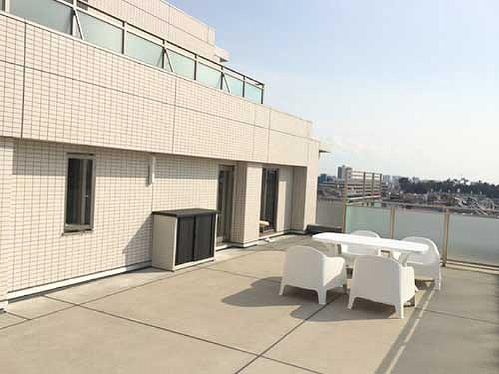 54.5㎡の平場に白い椅子を並べれば、そこが一日いられる屋外の部屋になる