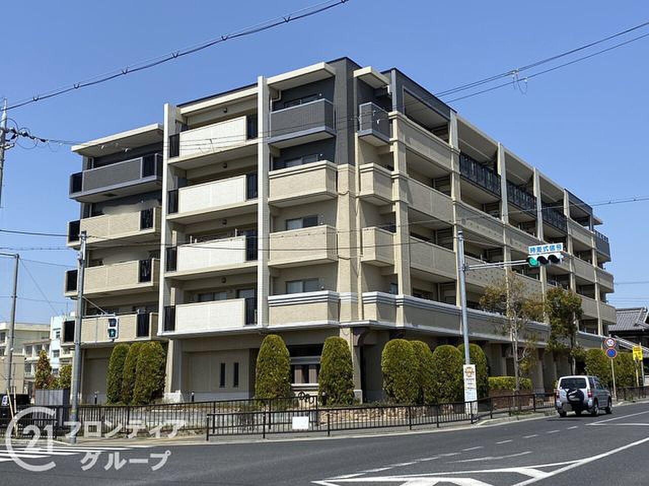 最上階、34㎡超のルーフバルコニーに人工芝。空とまっすぐ向き合う外の部屋