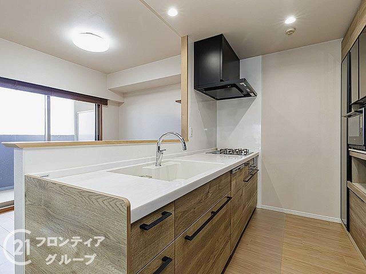 最上階、34㎡超のルーフバルコニーに人工芝。空とまっすぐ向き合う外の部屋