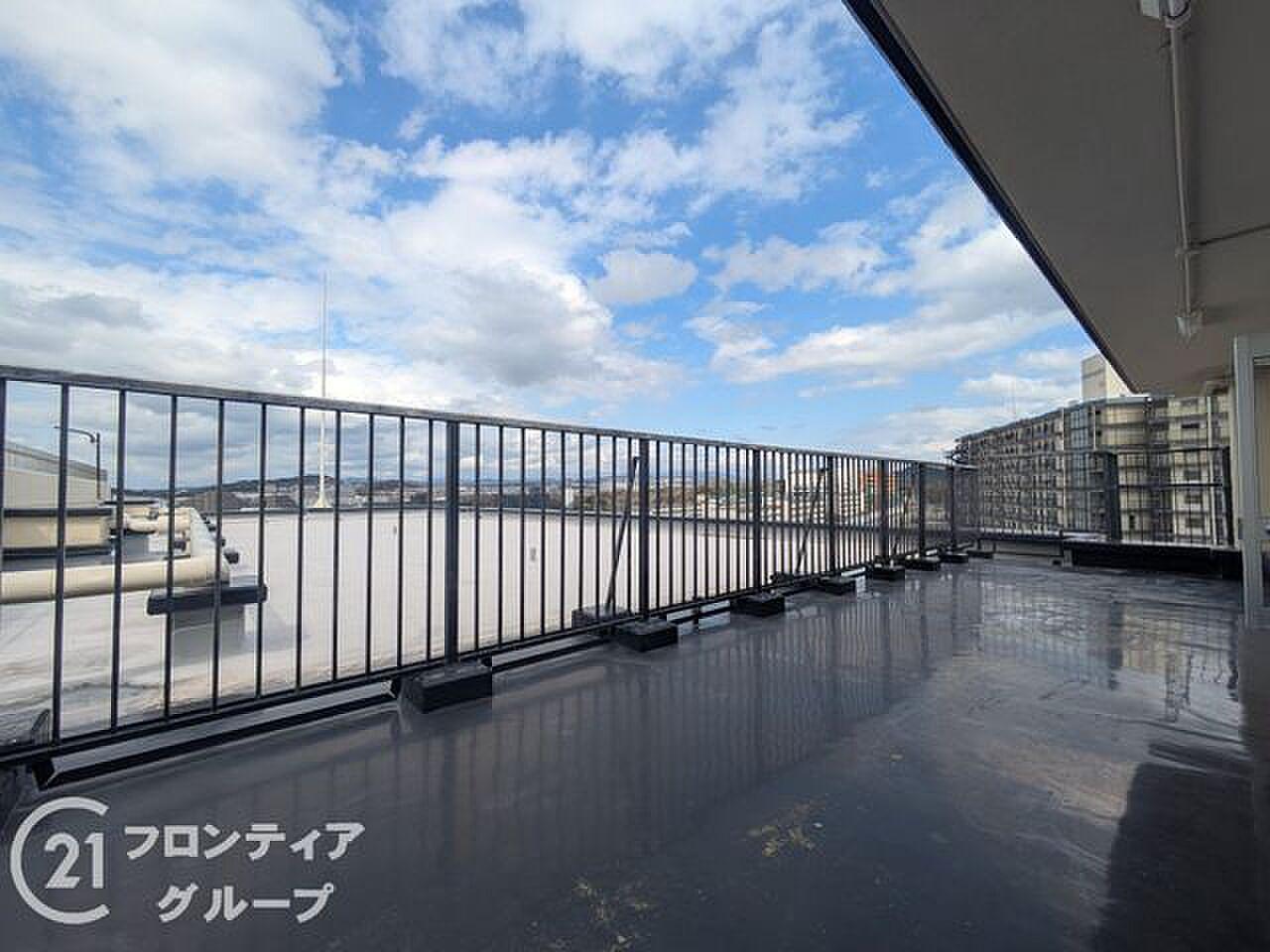 38㎡超の屋外に出て、垂水の空と遠景をひとり分の余白で受け止める