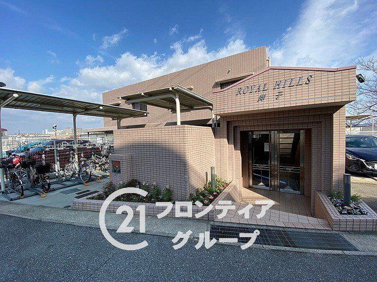 40㎡超の平場に、東の朝日と真っ青な空だけがある8階の余白