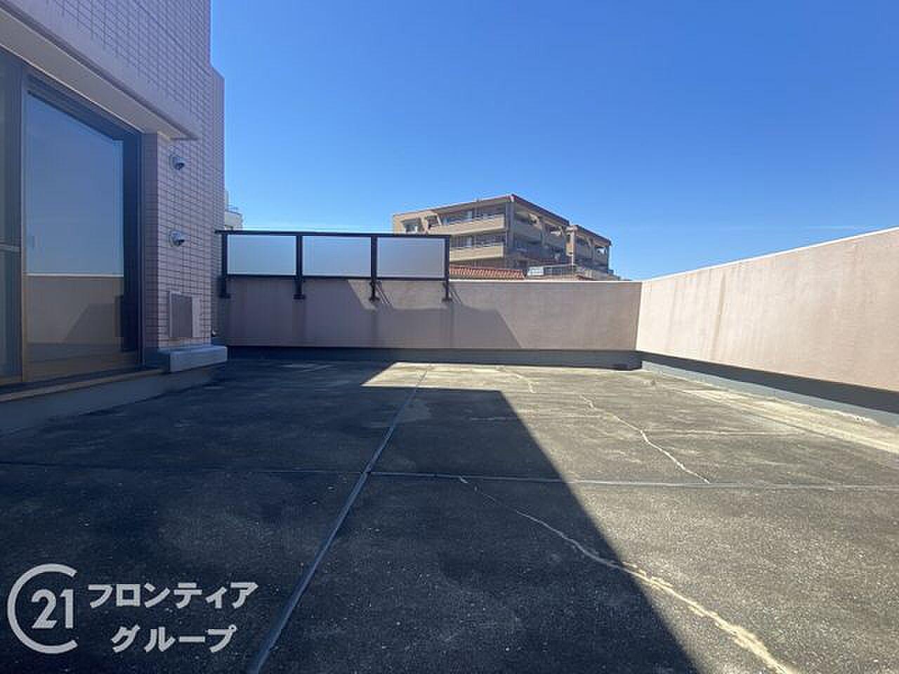 40㎡超の平場に、東の朝日と真っ青な空だけがある8階の余白