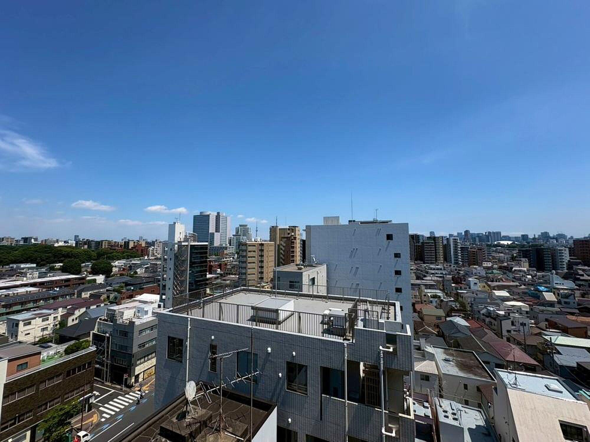 最上階、空に向かって伸びるカウンター席。都心のスカイラインを肴に一杯