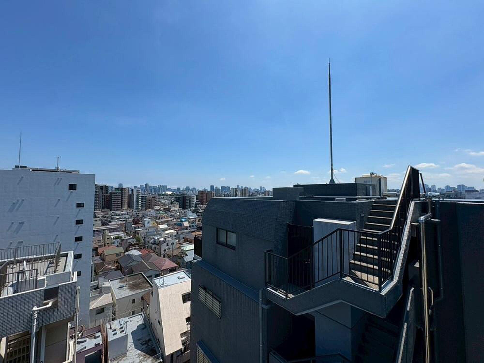 最上階、空に向かって伸びるカウンター席。都心のスカイラインを肴に一杯