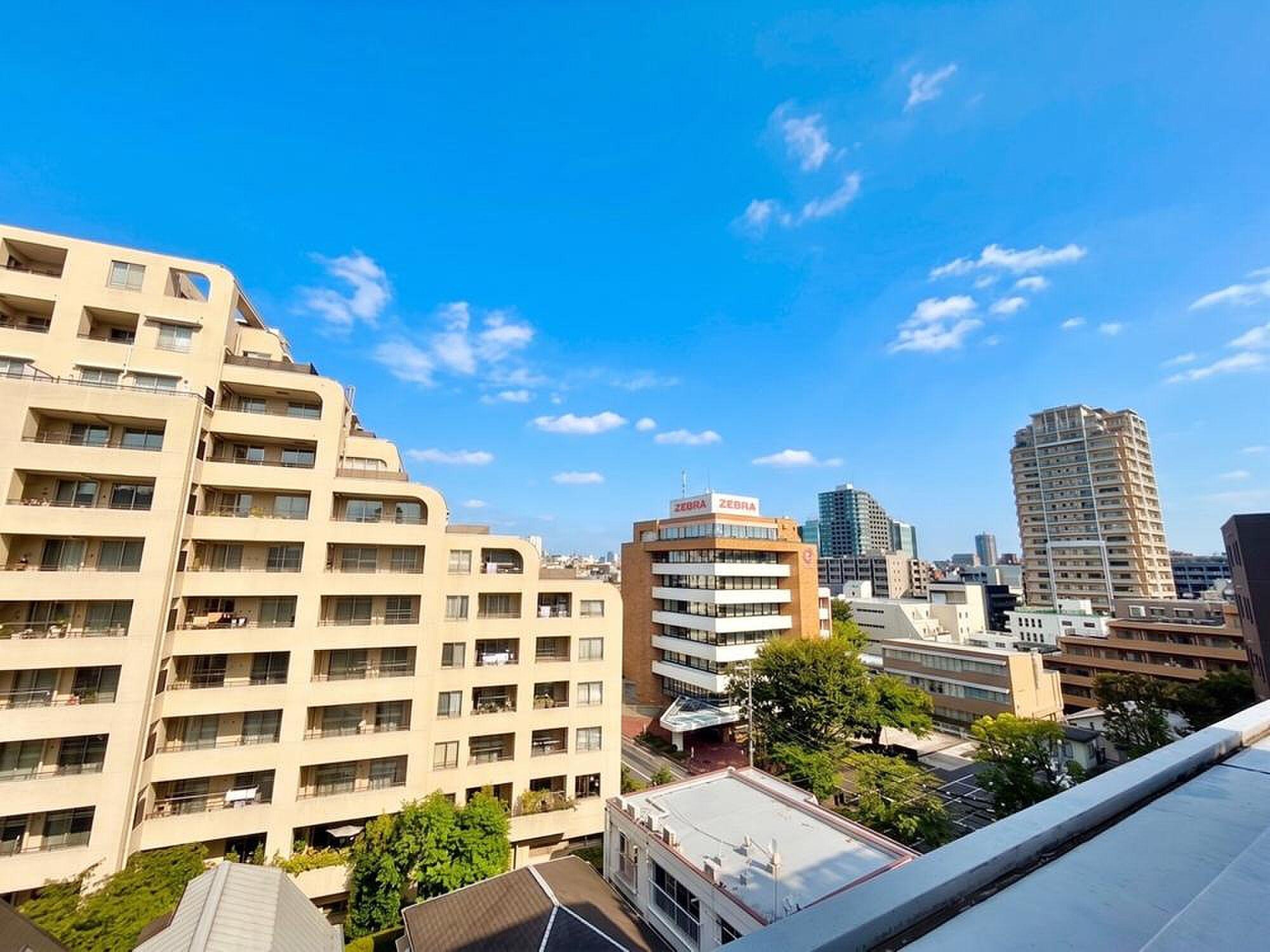 日除けを広げ、デッキのカウンターに腰かけて、南西の空を眺める午後