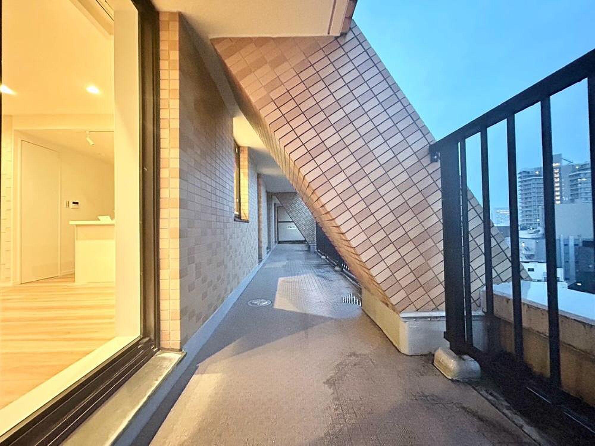 最上階の角、屋根の斜面に沿って伸びる南西のルーフバルコニー