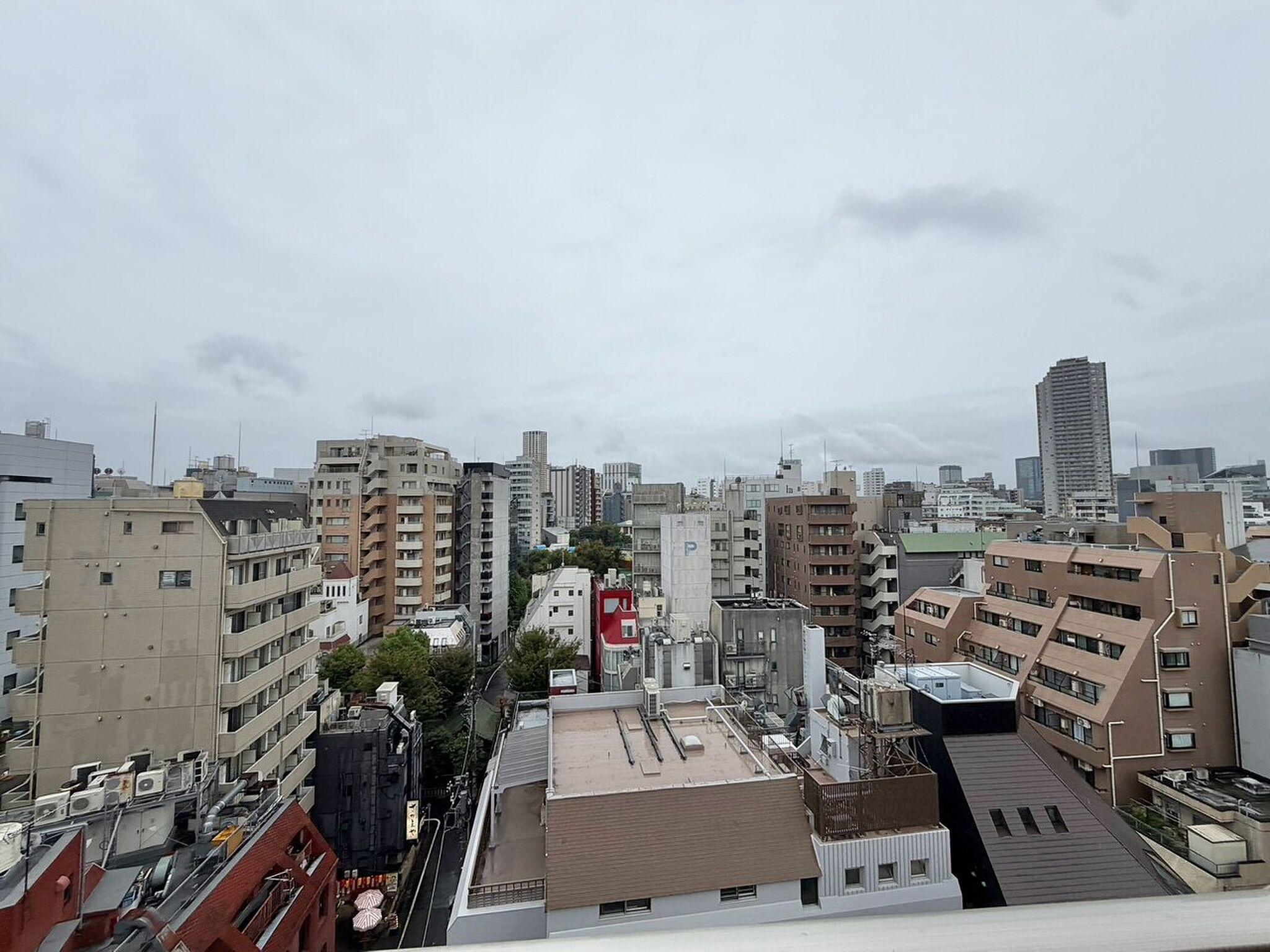 11階、南西に長く伸びる屋外の帯