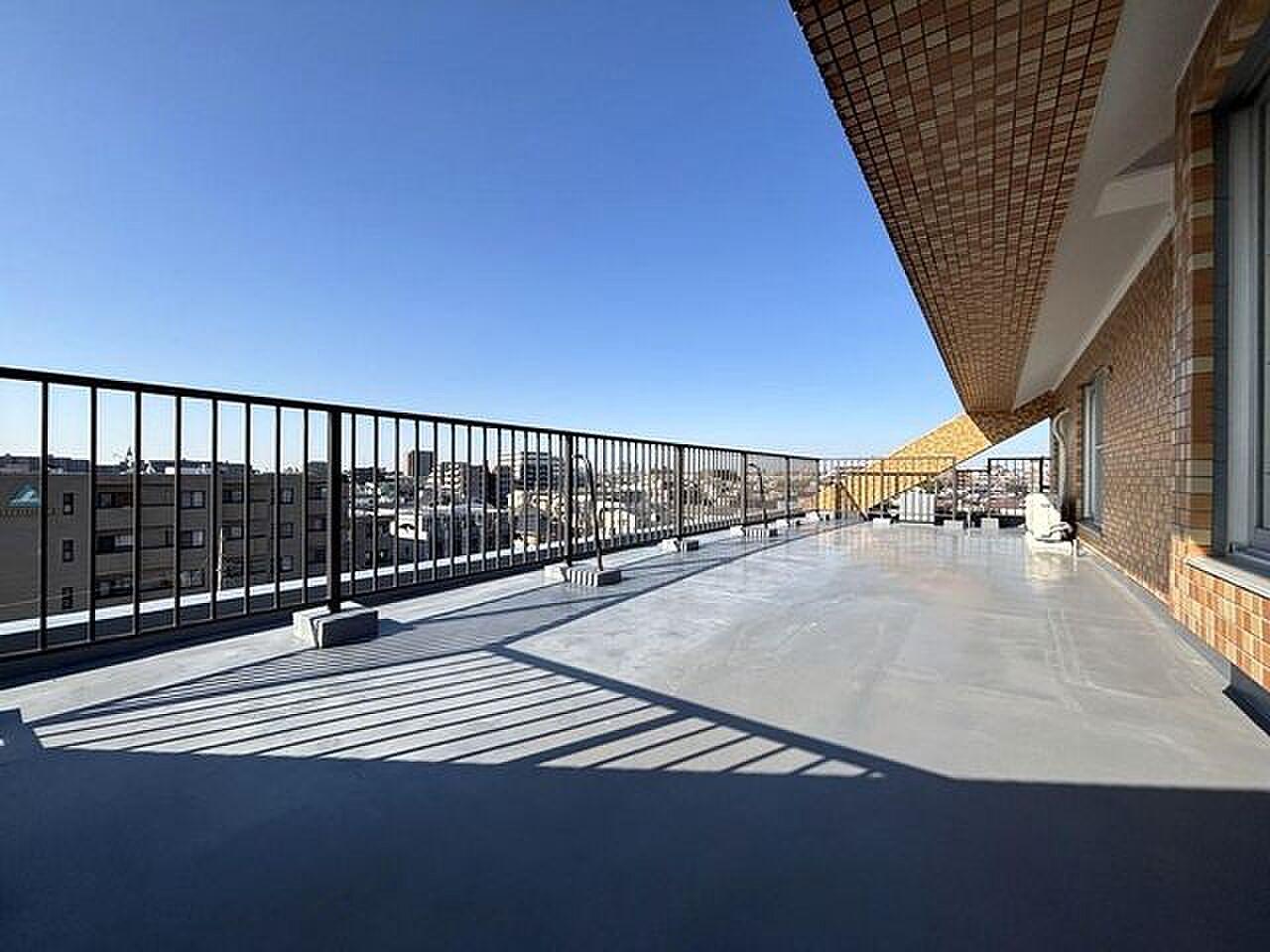 青空と手すりの影だけが置かれた、6階のひとつづきの平場