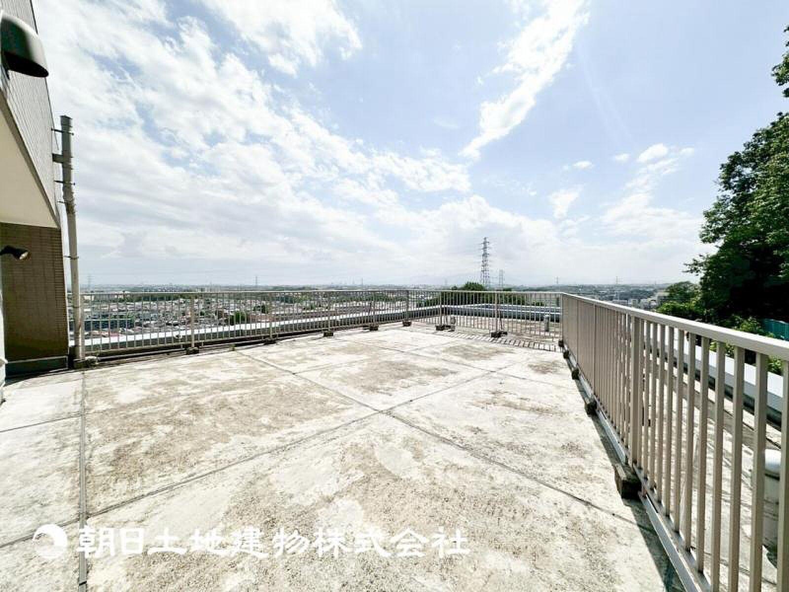 5階建ての最上階、94㎡超の屋外に街並みと空だけが広がる