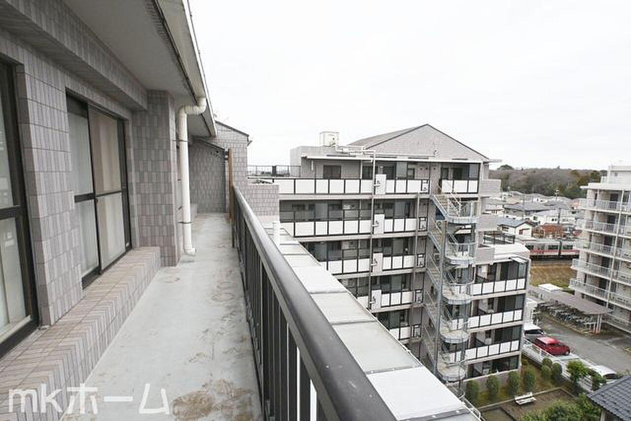 最上階、住戸をぐるりと囲む48㎡の外