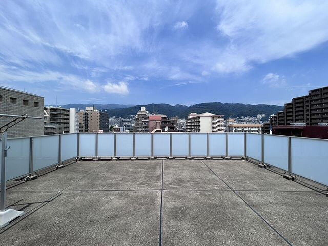 最上階、96㎡の空。六甲の稜線を正面に置いた屋上の余白