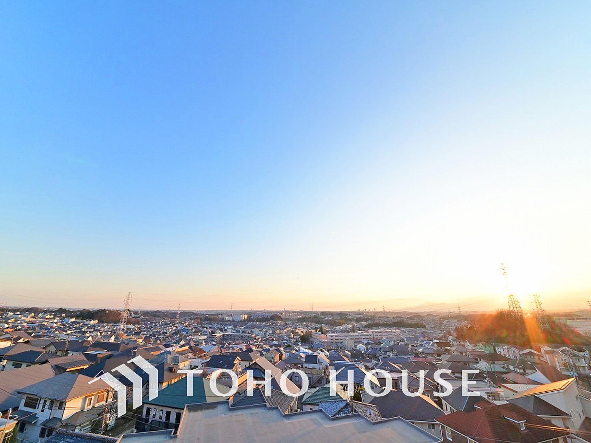 最上階、94㎡の空。夕日が床いっぱいに伸びる屋外リビング