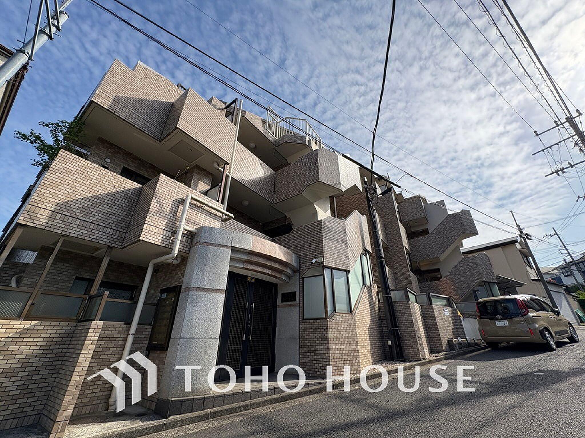 最上階4階、うろこ雲まで見渡す空を独り占めする16㎡の屋上時間