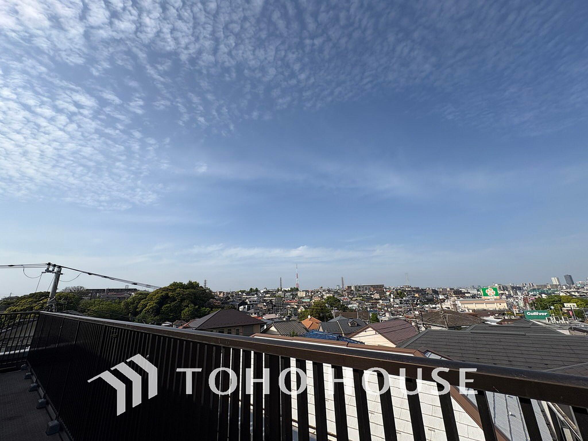 最上階4階、うろこ雲まで見渡す空を独り占めする16㎡の屋上時間