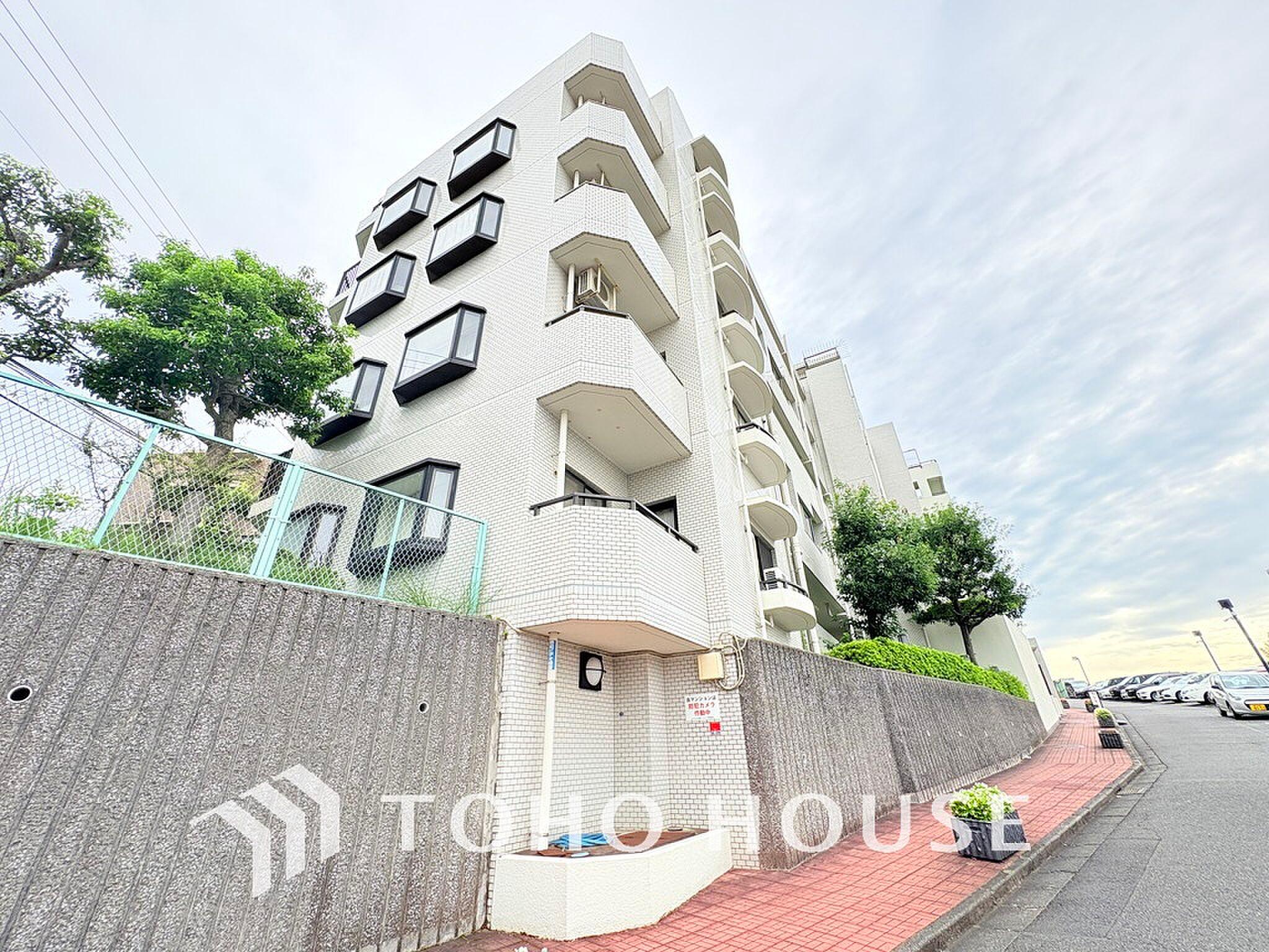 63㎡の白い平場、正面は遮るもののない空