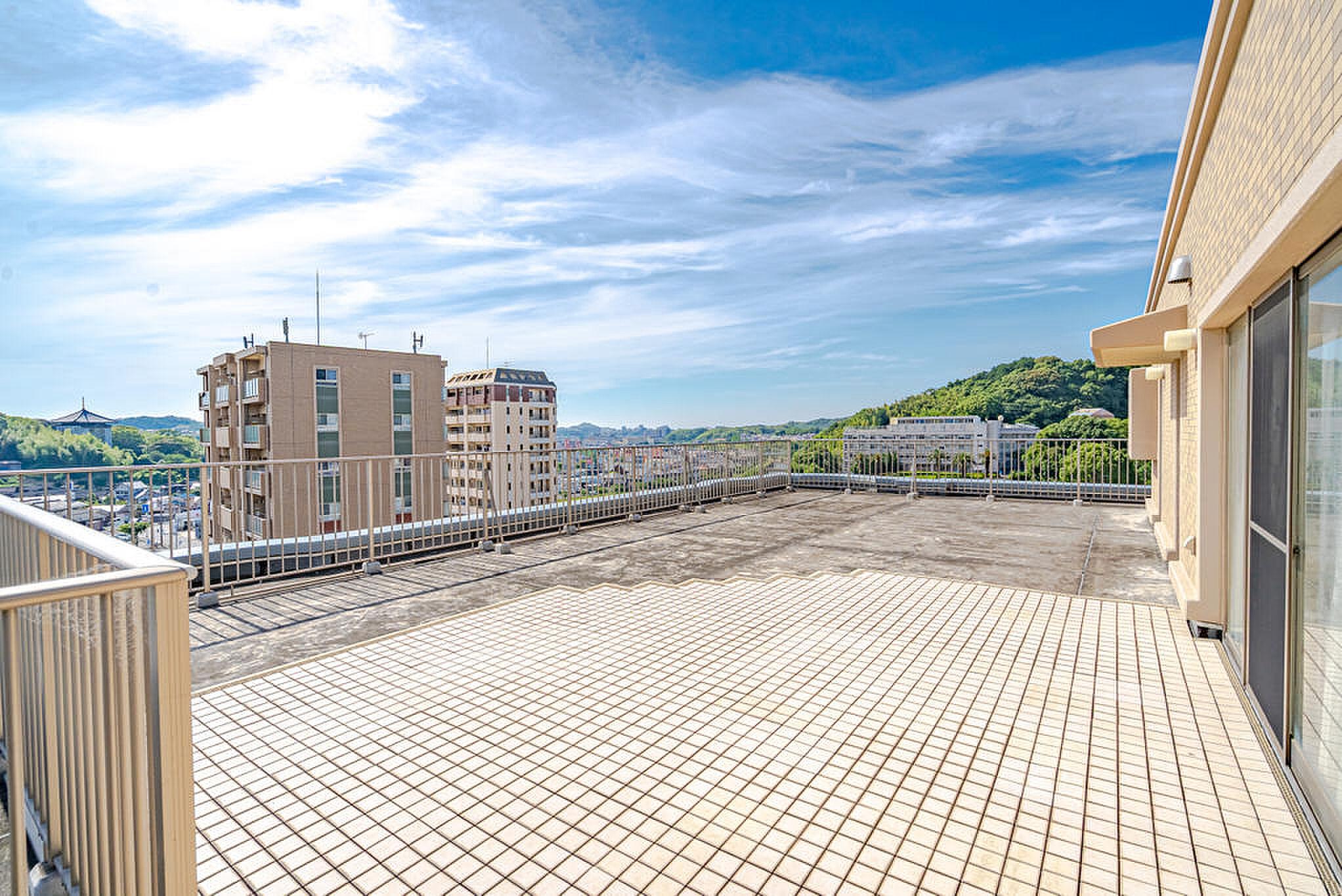 最上階、9階。空と山並みだけが隣にある約30㎡の屋外リビング