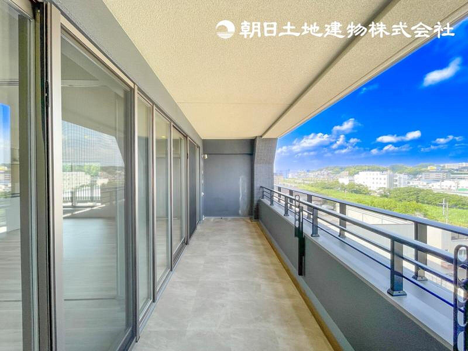 最上階の東角、屋根の下から横いっぱいに空が抜ける