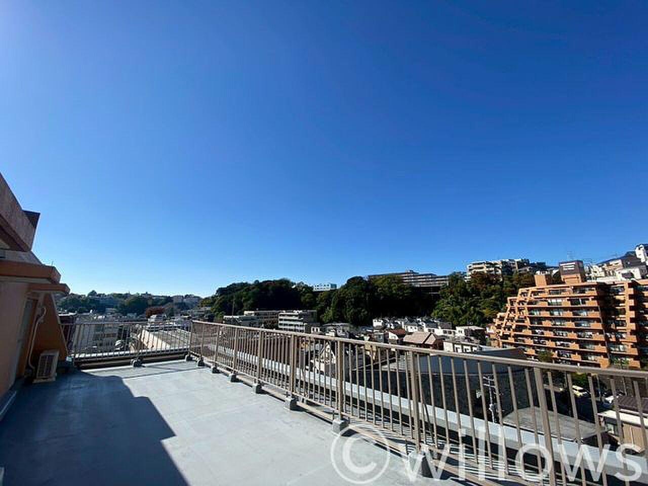 約41㎡の空の平場。南西の丘並みを、手すり越しに独り占めする9階