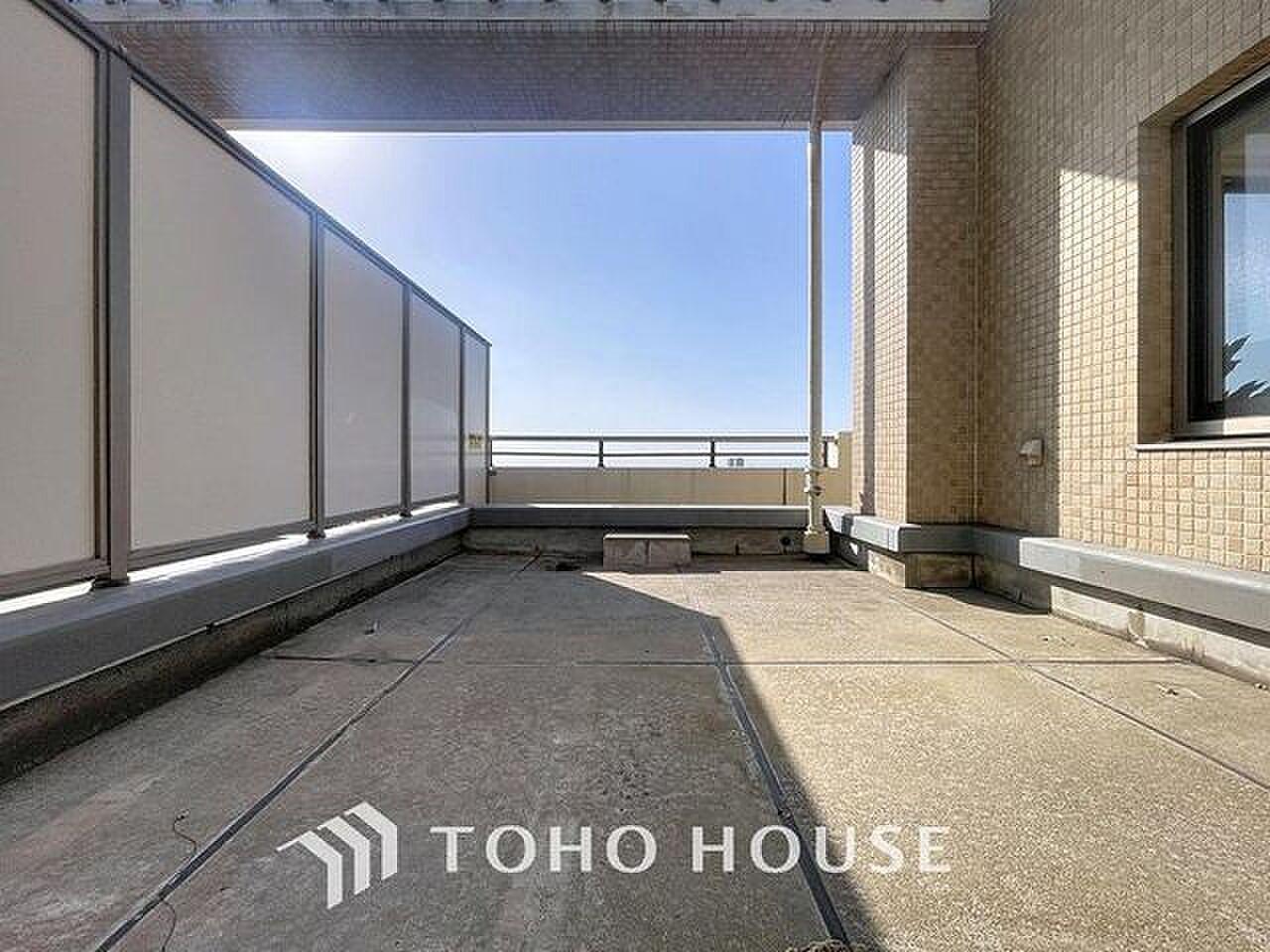 20階建ての最上階、空だけが正面にある屋外リビング