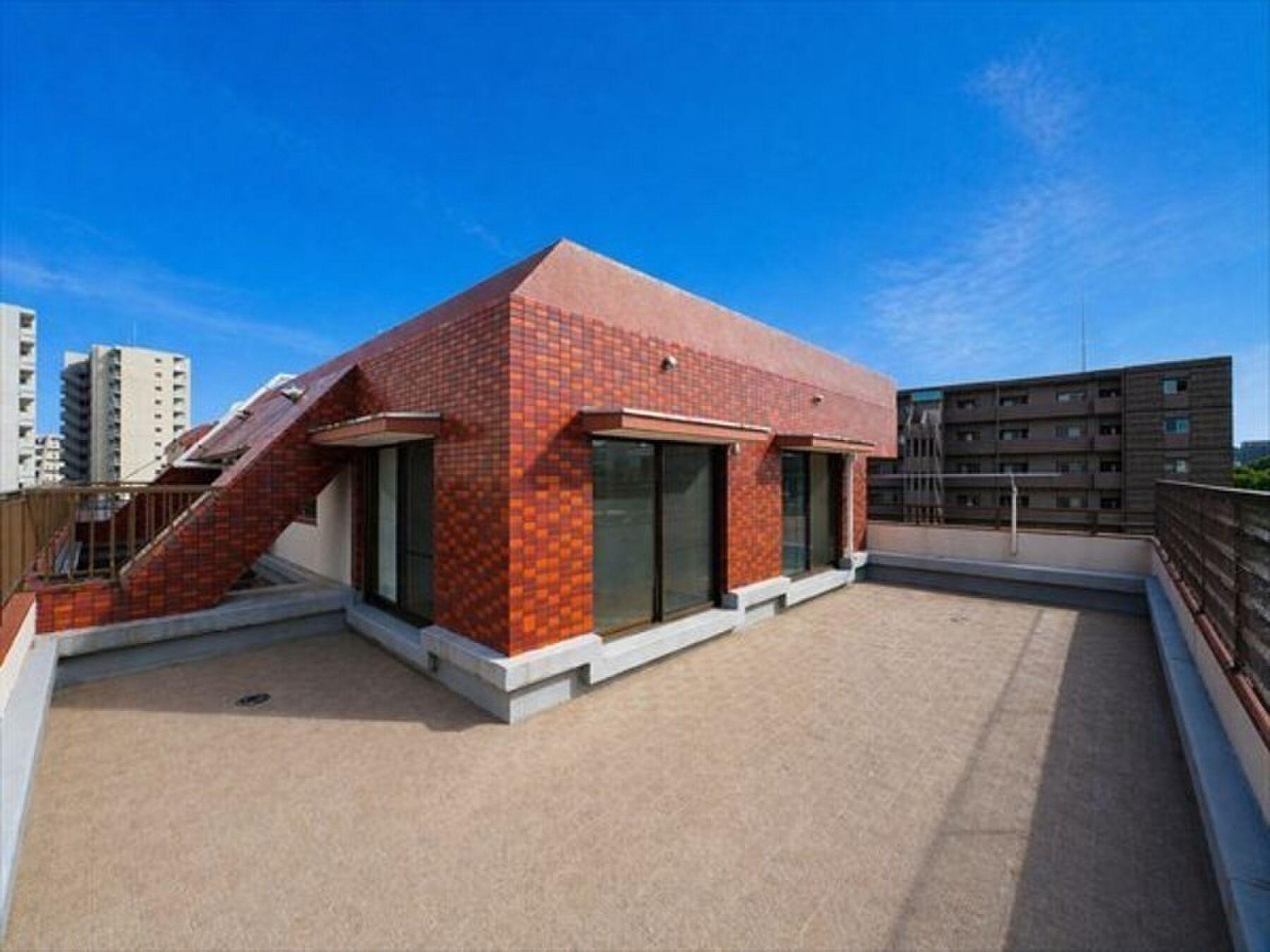 最上階・5階のてっぺんに、空だけが広がる約50㎡の屋外リビング