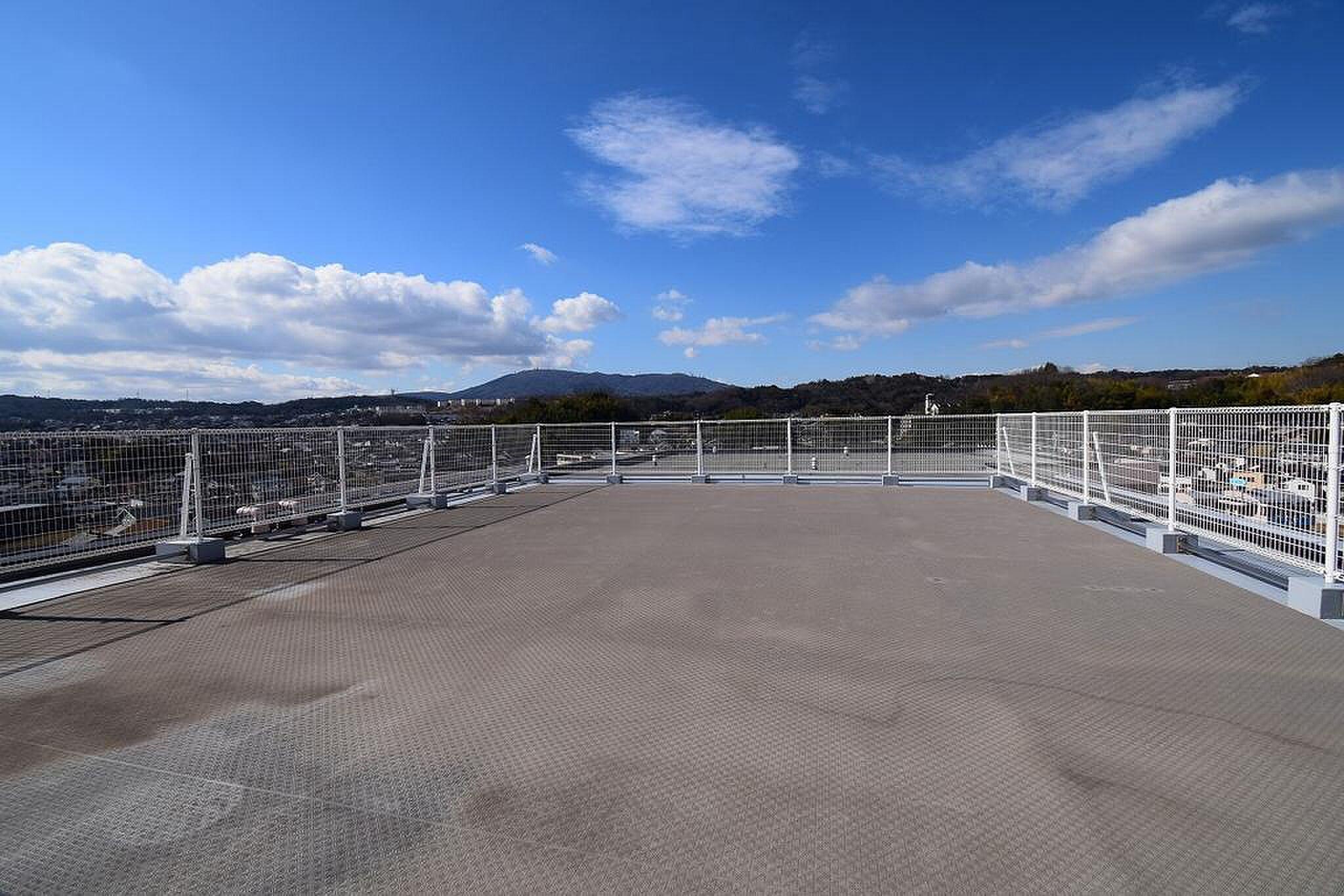 空と山並みだけが視界にある、128.7㎡の屋上