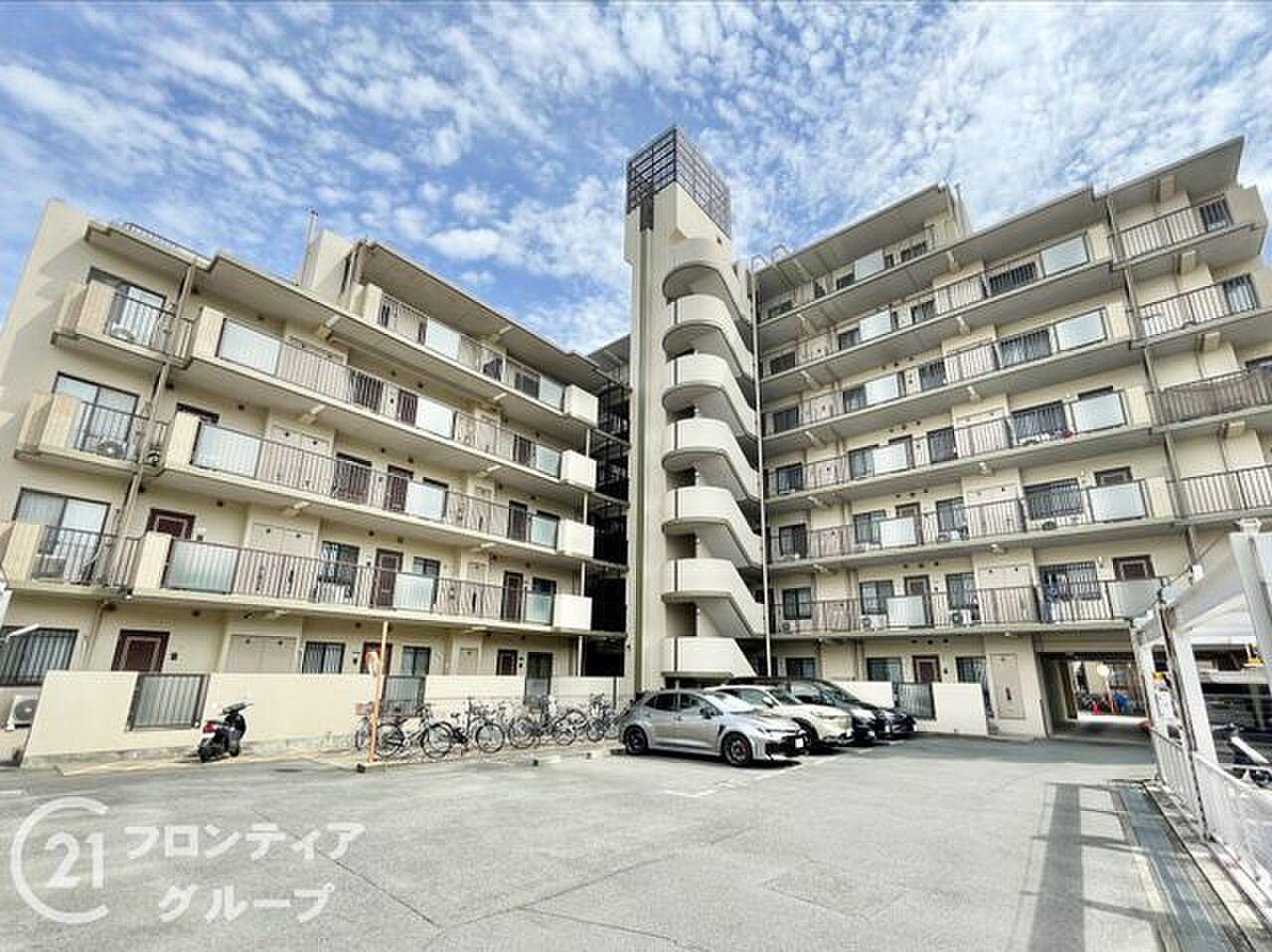 最上階、山並みまで見渡す平場。空がそのまま自分の庭になる
