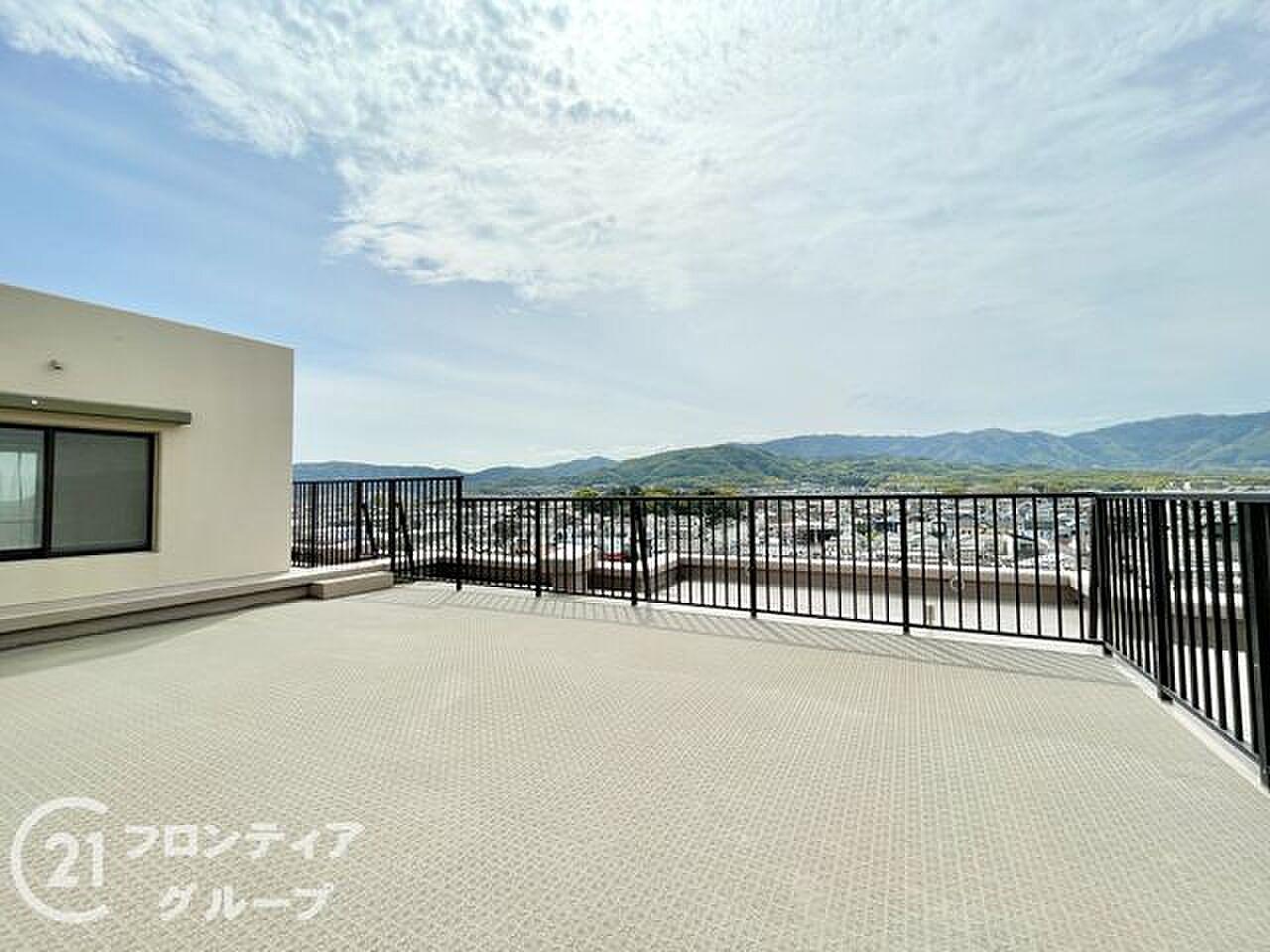最上階、山並みまで見渡す平場。空がそのまま自分の庭になる