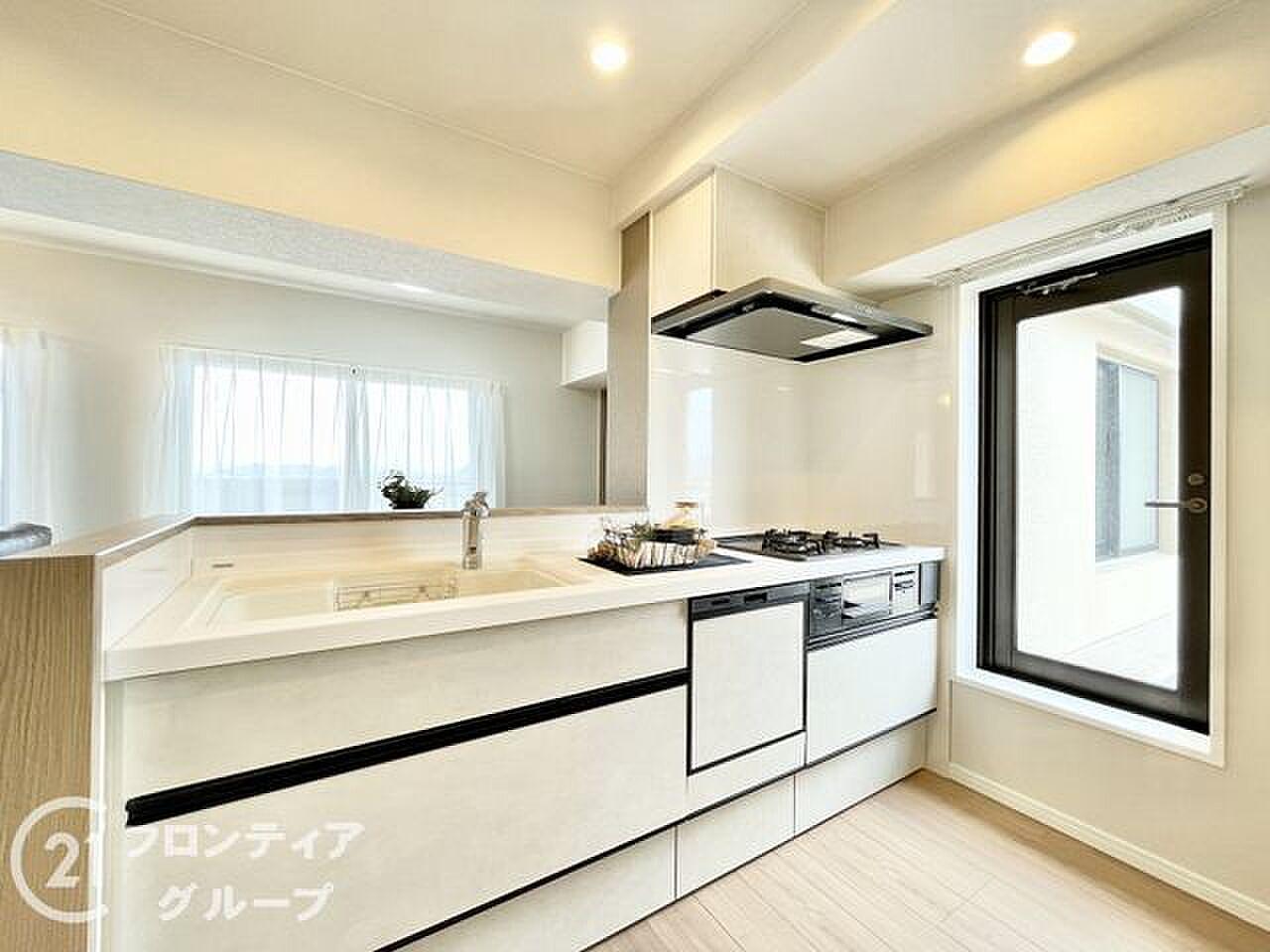 最上階、山並みまで見渡す平場。空がそのまま自分の庭になる