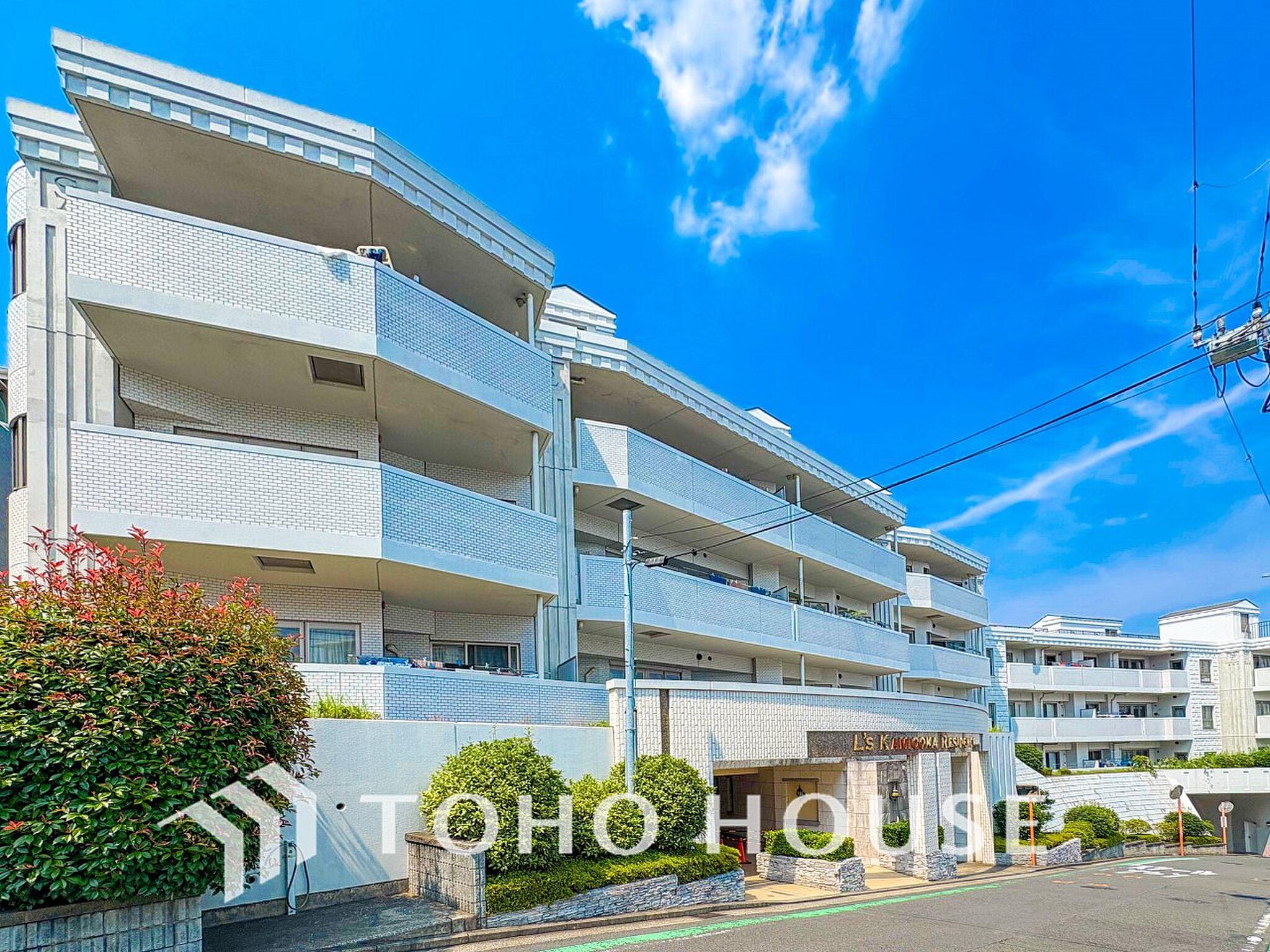 最上階、空へつながる平場。朝のコーヒーも夜の風も、屋外がそのまま暮らしの延長になる