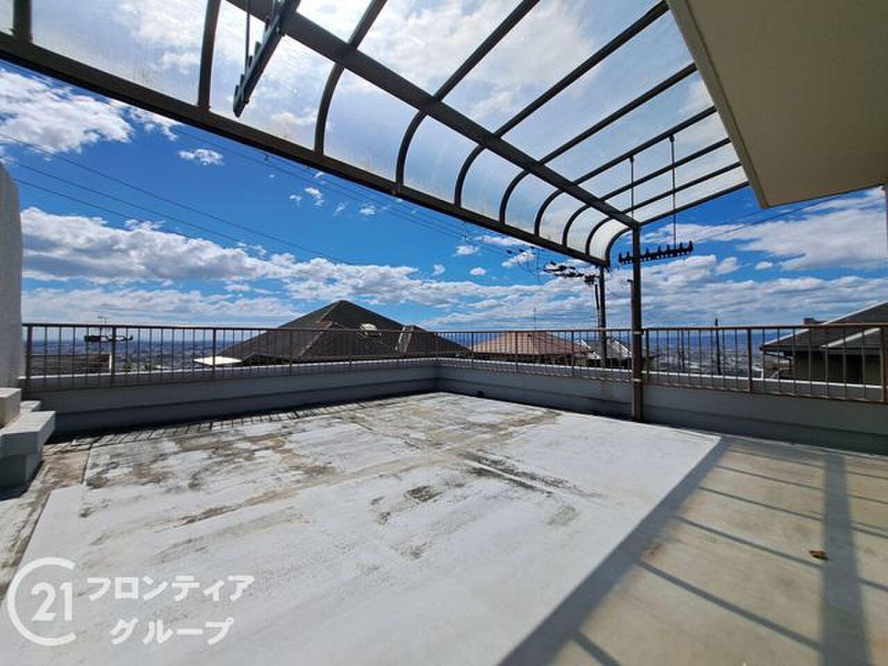生駒山麓の高台から、街並みと空を独り占めする35㎡の屋外リビング